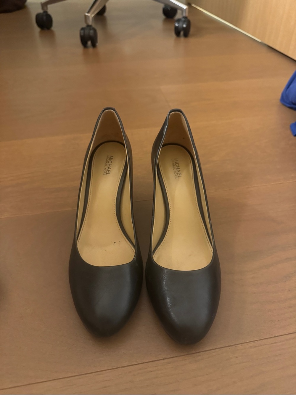 MICHAEL Michael Kors Black Rounded-Toe Leather Pumps